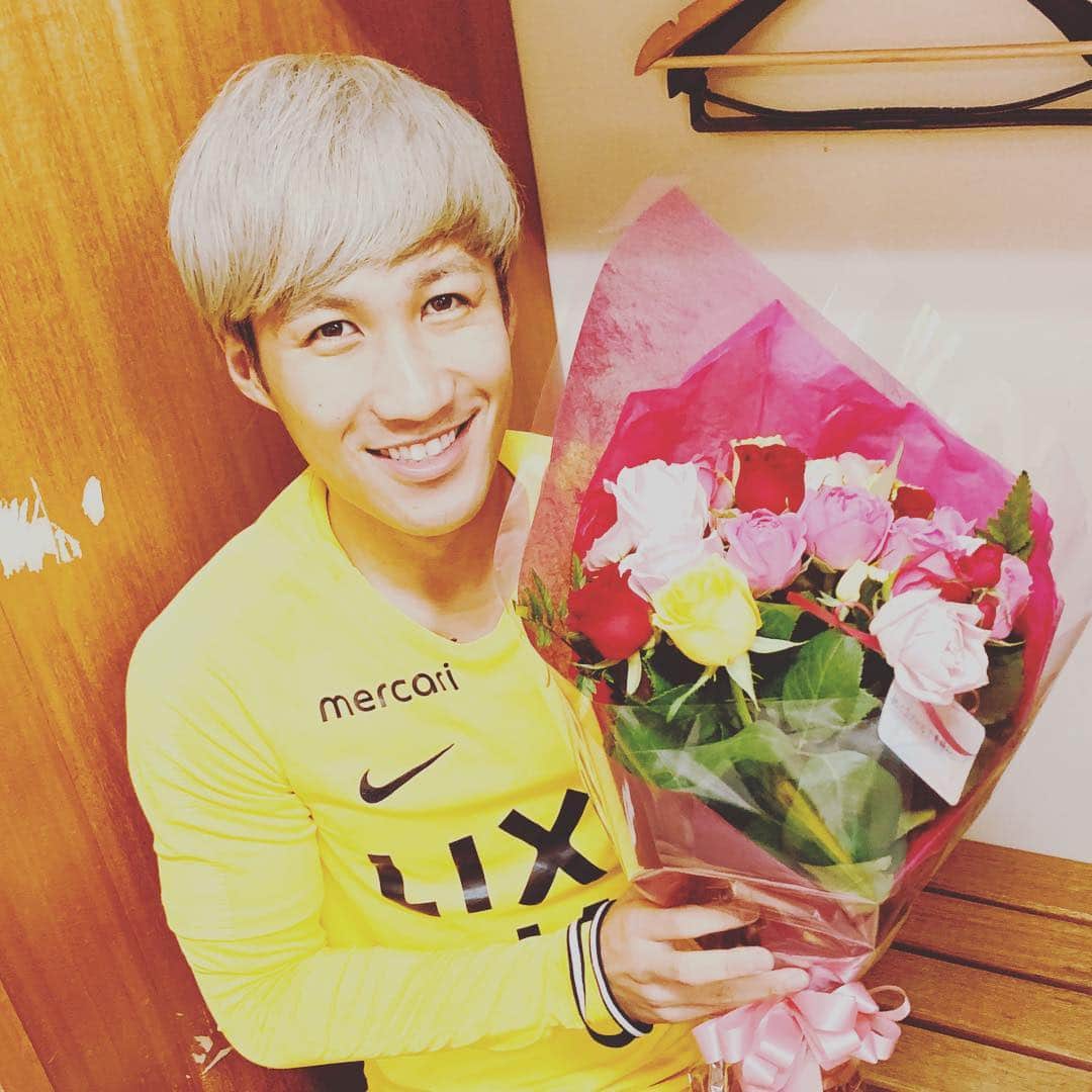 のインスタグラム：「試合勝ったり点入れたりすると花を届けてくれるのですが、なんか豪勢になってきた😂 ありがとうございます😊 ※ 金森君はなんら関係ありません #花束 #金森健志」