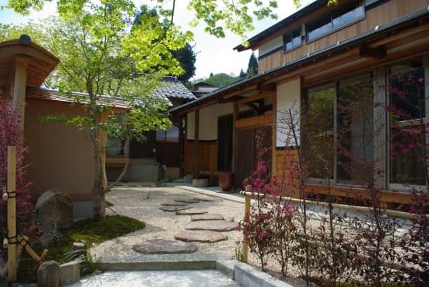 はりまの家さんのインスタグラム写真 - (はりまの家Instagram)「風景と調和した和庭の家 施工：大松建設株式会社 @daishou_kensetsu  https://harima-ie.com/constDetail.php?id=4546 ✨ ✨ #大工 #寺社建築 #呼吸する家 #木の家 #通気断熱WB工法  #宍粟市 #姫路市 #たつの市 #相生市 #赤穂市 #佐用町  #工務店 #注文住宅 #施工事例 #インテリア #リフォーム #リノベーション #マイホーム #間取り #家作り #マイホーム計画 #おうち #プランニング #家  #はりまの家」3月24日 15時00分 - harimanoie