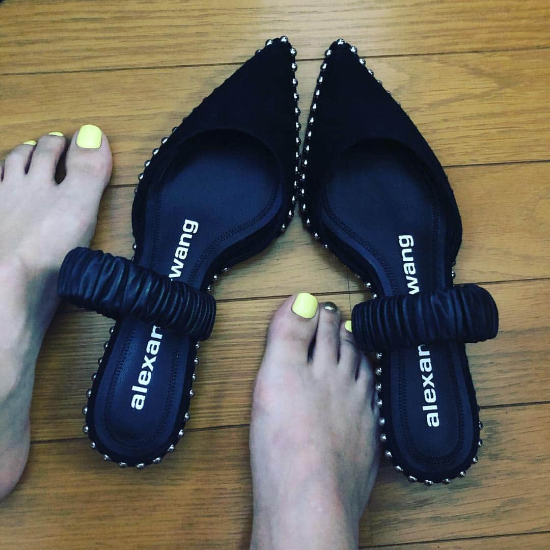 阿部洋子さんのインスタグラム写真 - (阿部洋子Instagram)「👗 #ひとめぼれ  #shoes #shoesaddict #shoeslover #2019ss #2019  ヒール低めで歩きやすい🧚‍♂️」3月24日 15時03分 - hirocoring
