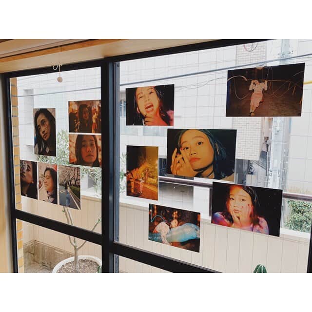 山内優花のインスタグラム：「「25年目の私〜初めまして、山内優花です〜」﻿ 2019年3月23日 無事、成功に終わりました！﻿ ﻿ ご来場頂いた皆さん、﻿ 本当にありがとうございました！！﻿ ﻿ 何をもって成功かとも﻿ 思いますが、まず、自分の心に問うた時、﻿ 「やってよかった」と思えたことが﻿ 大切だと思いました。﻿ ﻿ そして、日頃の支えてくださる﻿ 皆さんにありがとうを直接言えたこと﻿ にも大きな意味がありました。﻿ ﻿ 来れなかった方、﻿ こんな雰囲気でしたと﻿ 伝わればいいな、、、﻿ ﻿ ＊緊張とバタバタのあまり、﻿ 展示の全体写真や映像を﻿ 撮るのをすっっっかり忘れるという凡ミス。﻿ お友達たちが撮ってくれた写真﻿ 借りてます！！﻿ ﻿ #25年目の私 #ユーフラ #山内優花」