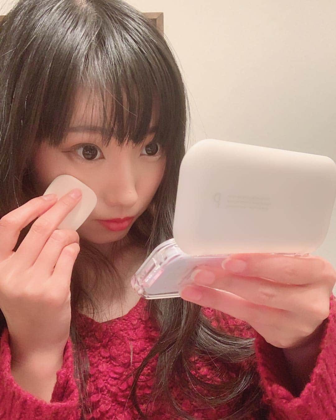 秋元るいさんのインスタグラム写真 - (秋元るいInstagram)「今日は、最近気に入ってるファンデについて💄 . . こちら、 新商品の✨dファンデ✨ , . いつも、仕事上ファンデをつけている時間が長いのもあり肌荒れしがちで、そういうときにさらにファンデーションをつけるのにやっぱり抵抗があったんだけど、 . これはつけている間にスキンケアしてくれるファンデだから、 肌をきれいにしてくれて、かつ仕上がりも、カバー力は高いのに粉っぽくなくて滑らか🙆‍♀️ . 薬用で低刺激設計だから安心です💕 これなら、メイクしている間中も肌にいいことをしている感じがして毎日が楽しい(๑•̀ㅂ•́)و✧ . . 忙しい方、季節の変わり目や月経などで肌荒れが気になる方にすっごくおすすめですっ . . #ケアハイブリッドファンデ #薬用ファンデ #3500時間 #ファンデーション #dプログラム #肌あれケア #敏感肌 #薬用 #薬用スキンケアファンデーション #肌あれの時につけたくなるファンデ #ときどき敏感肌 #pr . . . #美容 #おすすめコスメ #美容インフルエンサー #低刺激ファンデ」3月24日 15時06分 - akimoto_rui