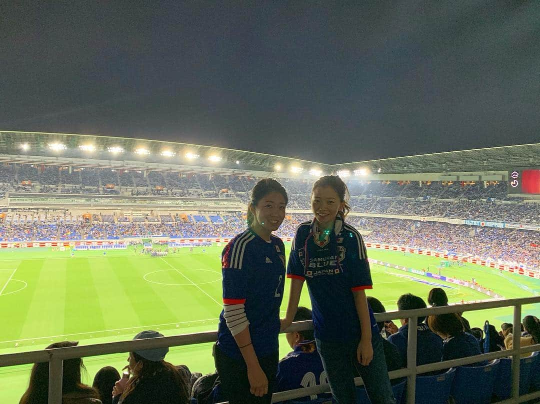 陽菜えみるさんのインスタグラム写真 - (陽菜えみるInstagram)「. チャレンジカップ2019⚽️✨✨ 日本🇯🇵 vs コロンビア🇨🇴 現地観戦😆🙌 試合結果は森保JAPANで 初めての日本無得点ゲーム 0-1で敗れました...😢 . 一緒に観に行った相方は 最近似てきたと噂のあすぴょん💙💙 . . #サッカー #日本代表 #日本代表戦 #サムライブルー #キリンチャレンジカップ #森保ジャパン #森保一  #コロンビア #ハメスロドリゲス 選手 #堂安律 選手 #中島翔哉 選手 #南野拓実 選手 #室屋成 選手 #日本代表サッカー #ユニフォーム #ユニフォーム女子 #ユニフォームマジック #スポーツ観戦 #サッカー観戦 #サッカー女子  #スポーツ女子 #スポーツ好き #体育会 #フットサル #フットサル女子 #soccer #japan #kirinchallengecup #fight」3月24日 15時09分 - emiru_haruna