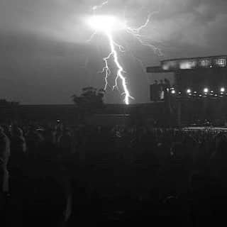 ブライアン・アダムスのインスタグラム：「Talk about shining a light! We’ve never seen a lighting storm as intense as last night in Bimbadgen, Australia. Luckily we were 3/4 the way though the show when the promoter pulled the plug for safety reasons. Thanks to everyone for helping each other get shelter, ground staff were maxed.  Everyone who was waiting for the after show signing, your wristband and ticket will get you into the Sydney after show signing. We’re super sorry about the inconvenience, hope you understand last nights venue put your safety before anything. #bryanadamsthunderbolt #bryanadamsshinealight ⛈」