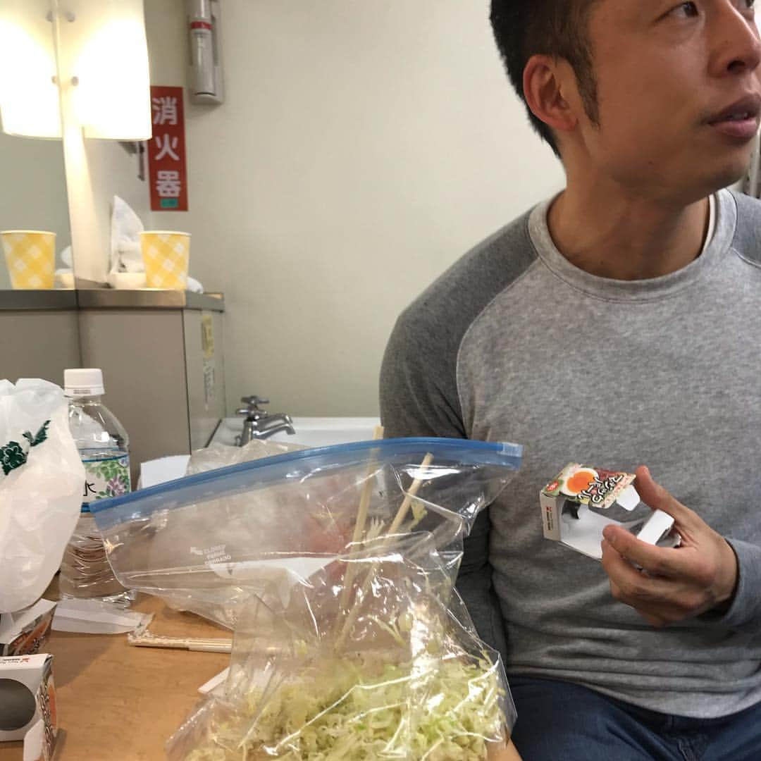 黒瀬純さんのインスタグラム写真 - (黒瀬純Instagram)「今日は北海道 きんにくんのきんにくお昼ご飯。 #北海道にきて #家から持ってきた #キャベツ食べてる #北海道なのに」3月24日 15時11分 - kurojun9610