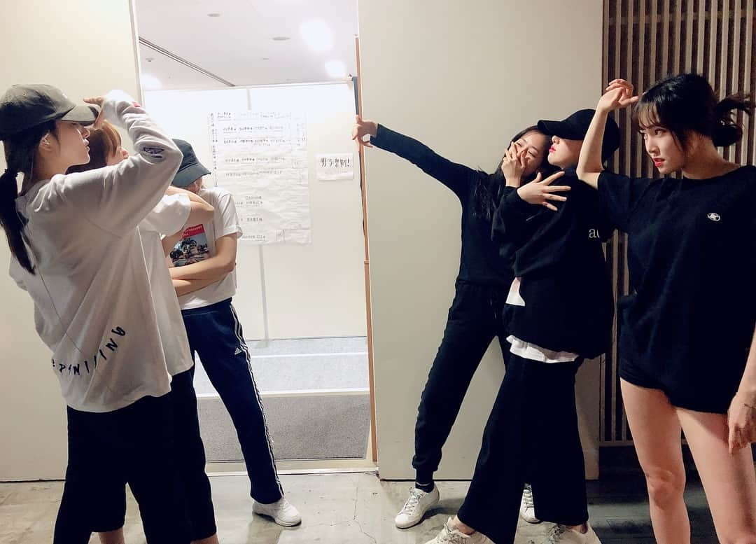 GFriendさんのインスタグラム写真 - (GFriendInstagram)「#20190323 #리허설 의도치 않게 시작된 여친흑백대란🏳️🏴.⠀ #우연히 #티셔츠 #색깔이 #겹칠때 #우린」3月24日 15時12分 - gfriendofficial