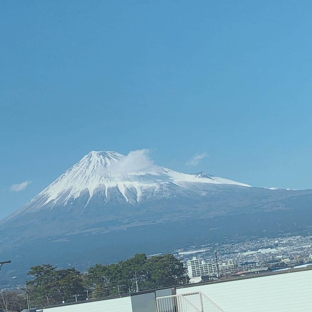 佐野俊輔さんのインスタグラム写真 - (佐野俊輔Instagram)「それぞれの山の頂に向かってみんな努力している。 簡単には登れないけど高みを目指して、一歩一歩踏み出していけば、いつのまにか頂上にいる事がある。 小さな山にはその山の知識と技術がいるし、日本一の富士山にのぼるためには、いろんな装具を用意し危険知識も頭に入れる…今までの知識と経験をもとにトライする。  頂上に辿り着いた時には、既に別の頂を目指してるのだ。  たった一度しかない人生なんだから、自分の為に努力すべき！ ゴールに辿り着かないことに焦るのではなく、ゴールに辿り着かない今の自分の実力のなさを素直に認め焦りを感じて努力した方がいい！ そうすれば、きっと力が付いたら人が押し上げてくれる。  今日は東京にてしっかりと観てくる！  東京がいいと言うけど、確かに仕事の数はある…しかし、難しいぜ！  東京行って現実突きつけられるなら、名古屋でも出来る事を…好きな事を…チャレンジし続けた方が…賢いと思います。  それぞれのフィールド（山）のテッペンに登りつめた時、さらなるフィールドが現れる…。 よっし、やるしかない！！ 自分の為でなく、人の為に！！ 筋道立てて真っ直ぐに誠実に！！ #富士山 #まうんとふじ🗻 #頂 #上には上がある #諦めなければ夢は叶う #富士山だって登れちゃう」3月24日 15時22分 - shunsuke_sano_