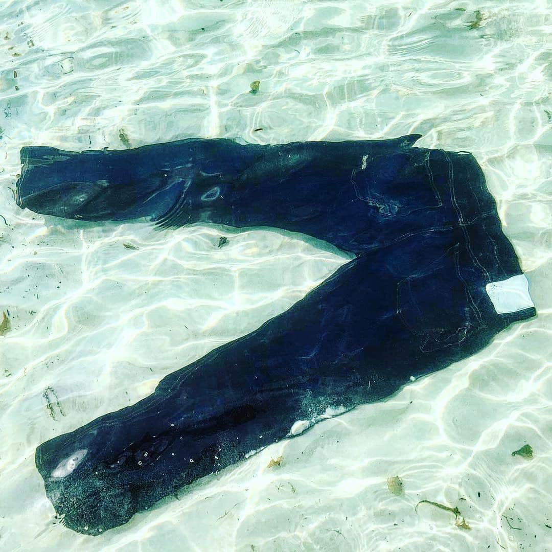 のインスタグラム：「“Selvedge Sunday” salt water wash in the Cambodian sea by mr Thorsten Brockmann 👏🏼👏🏼 #selvedge #selvedgedenim #denim #selvedgesunday #jeans #wash #sea #denham #jasondenham #denhamthejeanmaker #thetruthisinthedetails ✂️💧」