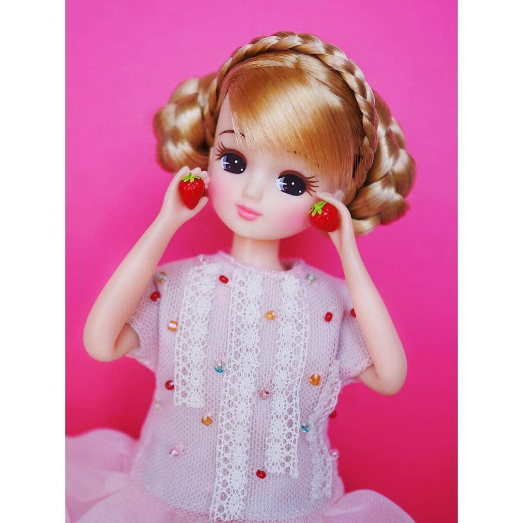 リカちゃんさんのインスタグラム写真 - (リカちゃんInstagram)「I love strawberries ♡ They’re a bit sour, a bit sweet, and just perfect ♪ リカはいちごが大好きなの♡ 甘ずっぱくて、きゅんとしちゃうね♪  #イチゴ #いちご #苺 #リカちゃん #fashion #ootd #hairstyle #licca #liccadoll #japanesedoll #japan #girl #instadaily #instagood #instagramjapan #instagram」3月24日 15時28分 - bonjour_licca