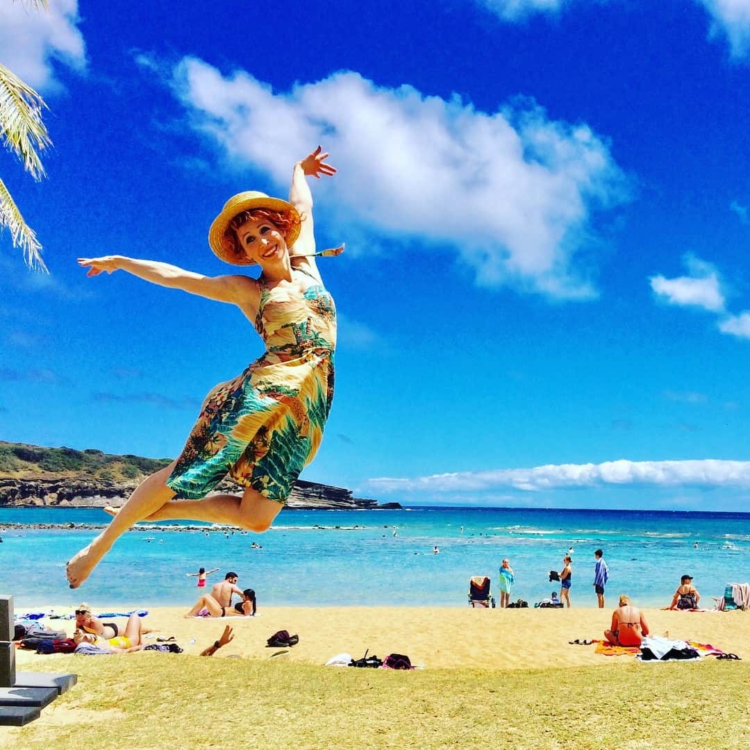 ボニー・モーガンのインスタグラム：「I’m off!! Flying to my next adventure! Mahalo Hawaii! Hope to see your magnificent shorts again soon. Aloha 🏝🌈🌺 🤸‍♀️ photo by @____alessandro #adventuresofbendybonnie #highflying #shenanigans #mahalo #offtothenextadventure #bendybonnie #aloha」