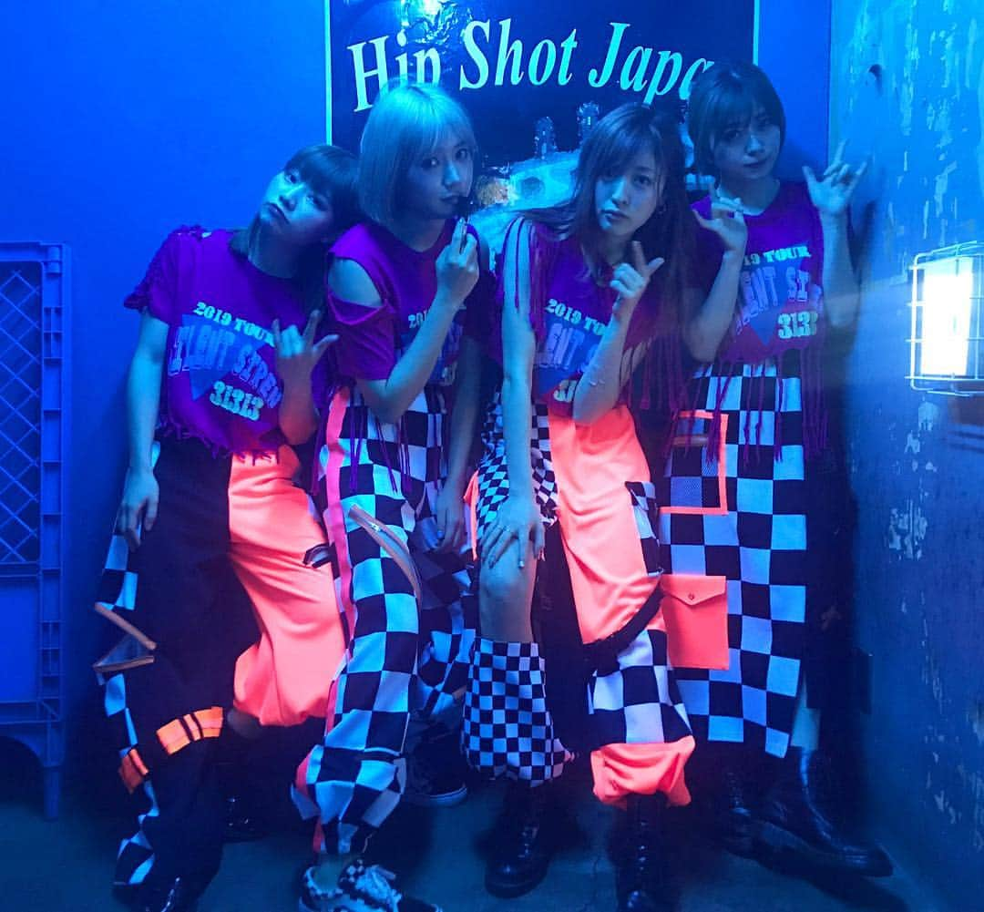 黒坂優香子さんのインスタグラム写真 - (黒坂優香子Instagram)「福島 Hip Shot 2days‼︎ 来てくれたみんなありがとう♡ ・ ・ ライブ後にすぅと物販立ったり、すぅの地元ならではのセットリストやサプライズがあったりした二日間でした☺︎！ ・ ・ みんな楽しんでもらえたかな？ ・ ・ 両日参加してくれた子も多くて嬉しかったなぁ♡ ・ ・ 次は30日の柏PALOOZA！！ それまで31313のアルバム聴いて待っていてね♡ ・ ・ #3131さんツアー #3131さん #サイサイ #SILENTSIREN」3月24日 21時12分 - yukakokurosaka0606