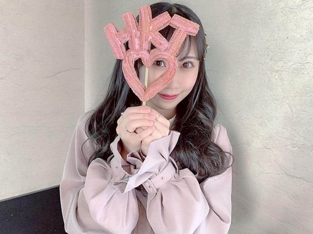 のインスタグラム：「HKTチュロス♡ ・ ・ ソラリアステージの地下1階にあるチュロス屋さんなんですけど、 お願いしたらいろんな文字や形を作ってくださるみたいで！  私は、HKTにしました♡ とっても美味しかったので、 よかったらみなさんも行ってみてください！  #dannychurros #チュロス #hkt48 #ソラリアステージ」