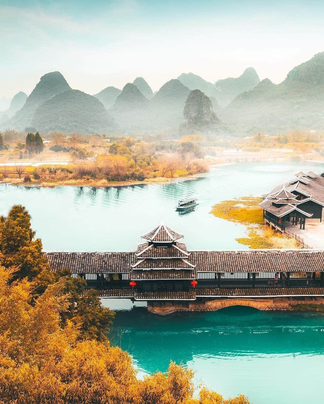 BEAUTIFUL DESTINATIONSさんのインスタグラム写真 - (BEAUTIFUL DESTINATIONSInstagram)「Just a casual boat ride with friends during a misty morning in Yangshuo, China. @yantastic’s fantastic reminder to not settle for anything less than magic. Tag who you'd bring along for the ride. (📷: @yantastic 📍: Yangshuo, China)」3月24日 21時08分 - beautifuldestinations