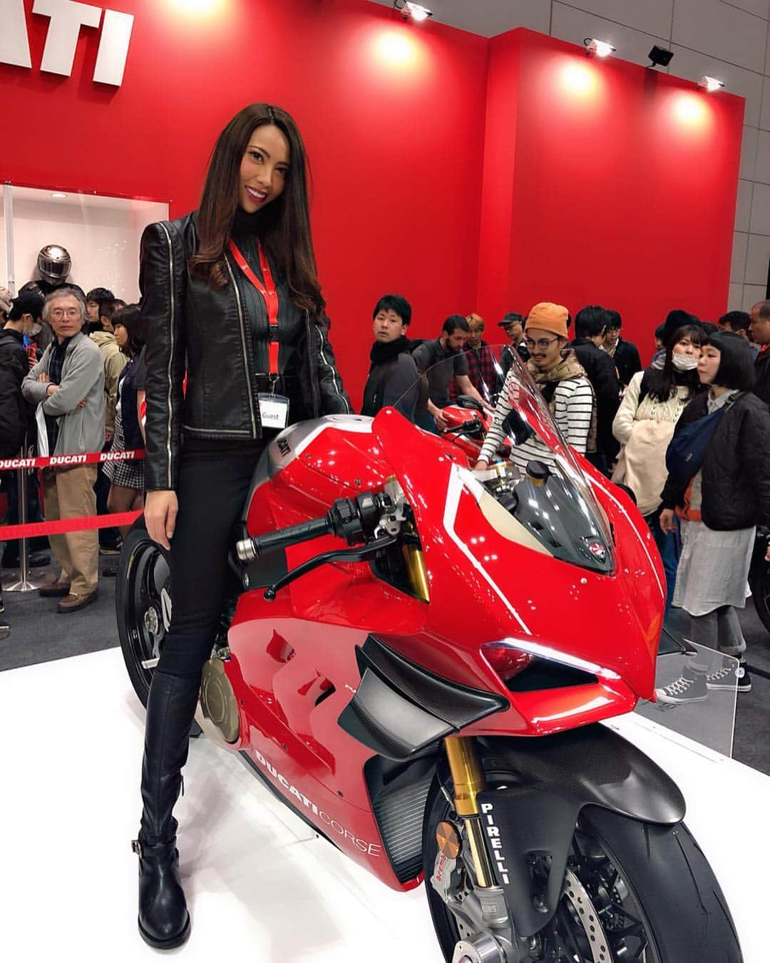 CAMIRAさんのインスタグラム写真 - (CAMIRAInstagram)「#東京モーターサイクルショー  ミンクちゃんと行ってきた🔥 2人とも身長大きいからめちゃ目立つ😂今日みたいな人だらけなとこ行っても絶対見失わないから最高🥰そこww ライコランドで時間潰して帰宅しました(´ω｀)幸せ #bike#bikegirl#motocycle#bikelife#streettriple#motorcycle#motorcycle_moment#motorcyclegirl#bike_japan#ducati#panigalev4r #トライアンフ#オートバイ#バイク女子#バイク#バイクのある風景#バイクのある生活#バイクが好きだ#ストリートトリプル#ドゥカティ#隼#ライコランド#モーターサイクルショー」3月24日 21時09分 - camila.528