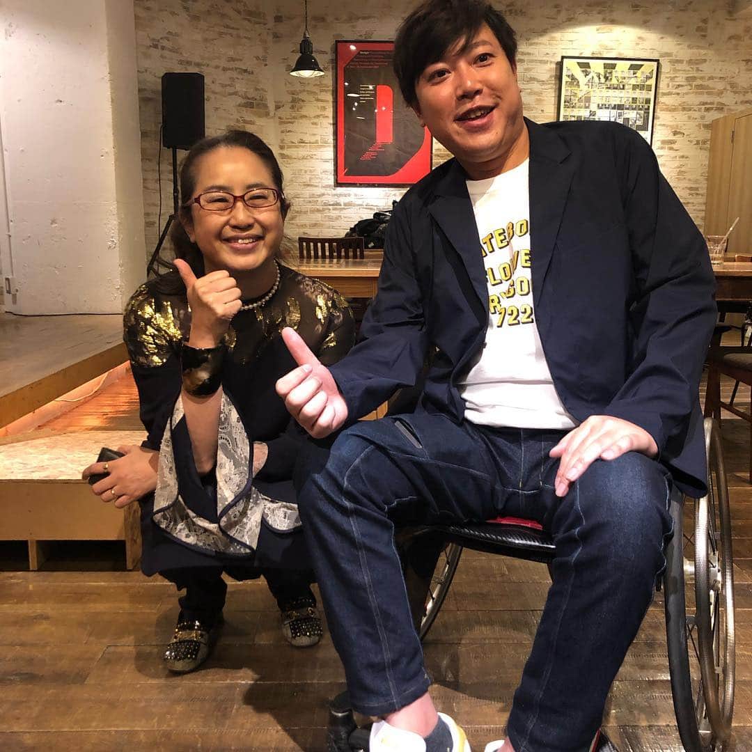 軍地彩弓さんのインスタグラム写真 - (軍地彩弓Instagram)「昨日はShibuya Fashion Festivalのイベントで「Flying Jeans 未来と車椅子とファッションを通じて考えるトークショー」に途中から登壇させていただきました。 このジーンズ、チェアウォーカーで山形バリアフリーツアーを主催するの加藤健一さんと、岡崎さんがデザインだけでなく、縫い目や素材から一緒に開発。動体裁断という技術でとても履きやすいのです。  健常者、障がい者と区別するのではなくて、全ての人に快適なジーンズになっています。 私がワンピの下にはいているのも、このflyingJeansです。 お腹周りが気になる私にもとても快適なんです^_^。 「ひとりの為に作ったジーンズが、みんなの為になる」 Chair Walker とChair Worker 。  椅子に座って働く人の問題を解決するジーンズ。  一緒に登壇した、プロパラアスリート廣道純さん、前から会いたかったデザイナーの津野清嵐さん、アナウンサーの安堂サオリさんと開発者の岡崎さんと。 「いつかベストジーニストに選ばれたい！」と話されていた加藤さんの言葉。チェアウォーカーのジーニストなんて、かっこいい！ これからも、応援していきたいと思います。 発売は5月予定です。 詳しくはこちらのTwitterでチェックしてね ↓ https://mobile.twitter.com/flyingjeansj ↓岡崎さんのブログです。 http://okazaki-knit.jp/2019/03/24/post-3789/」3月24日 21時32分 - sayumi7