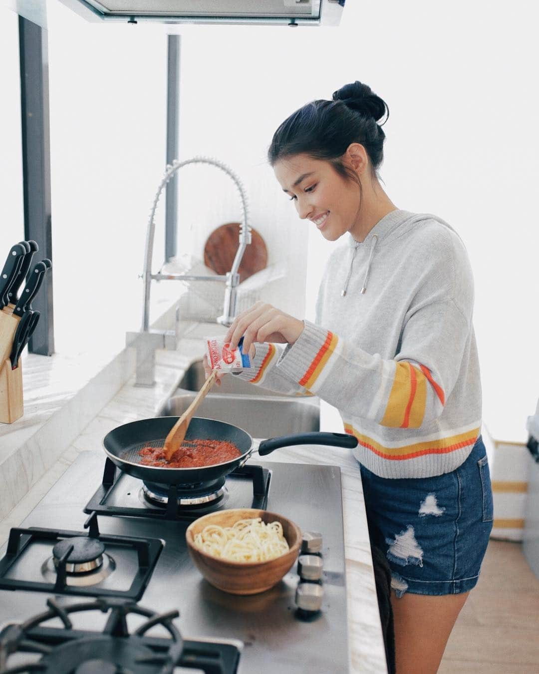 リザ・ソベラーノさんのインスタグラム写真 - (リザ・ソベラーノInstagram)「Cooking my signature pasta dish with my favorite AJI-NO-MOTO®! 😋🍝 How about you, what is your signature dish?」3月24日 21時09分 - lizasoberano