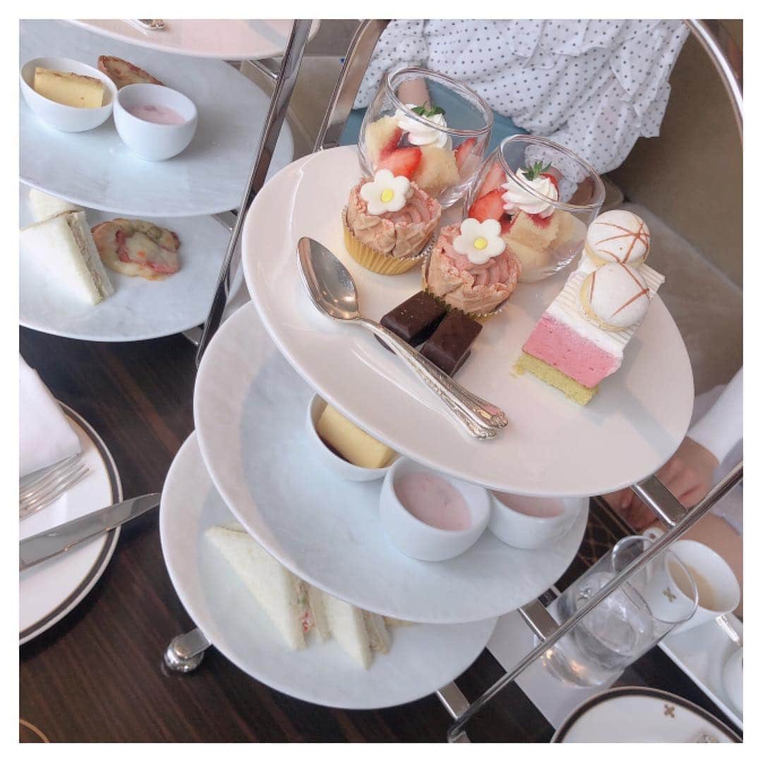 伊藤弘美さんのインスタグラム写真 - (伊藤弘美Instagram)「☺︎﻿ ﻿ かえちゃん、はるかちゃんとお茶☕️✨﻿ ﻿ 落ち着いた空間で﻿ ゆったりとした時間が流れていました☺️🍓✨﻿ ﻿ ﻿ ﻿ #アフタヌーンティー #いちご #🍓﻿ #帝国ホテル」3月24日 15時54分 - hiromi_ito831