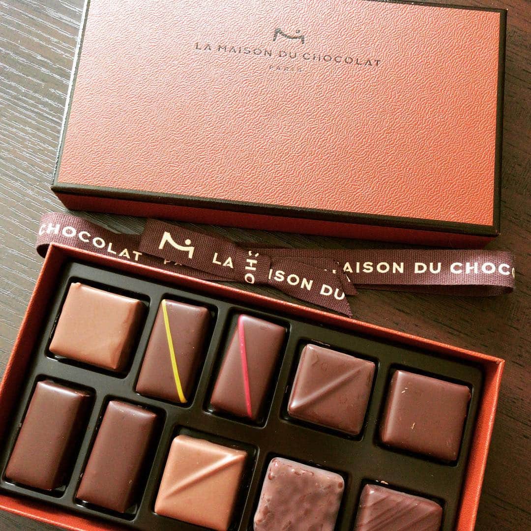 加藤千恵のインスタグラム：「いただきものチョコレート。泣く子も黙る、ラ・メゾン・デュ・ショコラ様！ ただ、素敵な贈り物たちもさることながら、忙しい中、旭川に来てもらえて本当にありがたかった。嬉しい。」