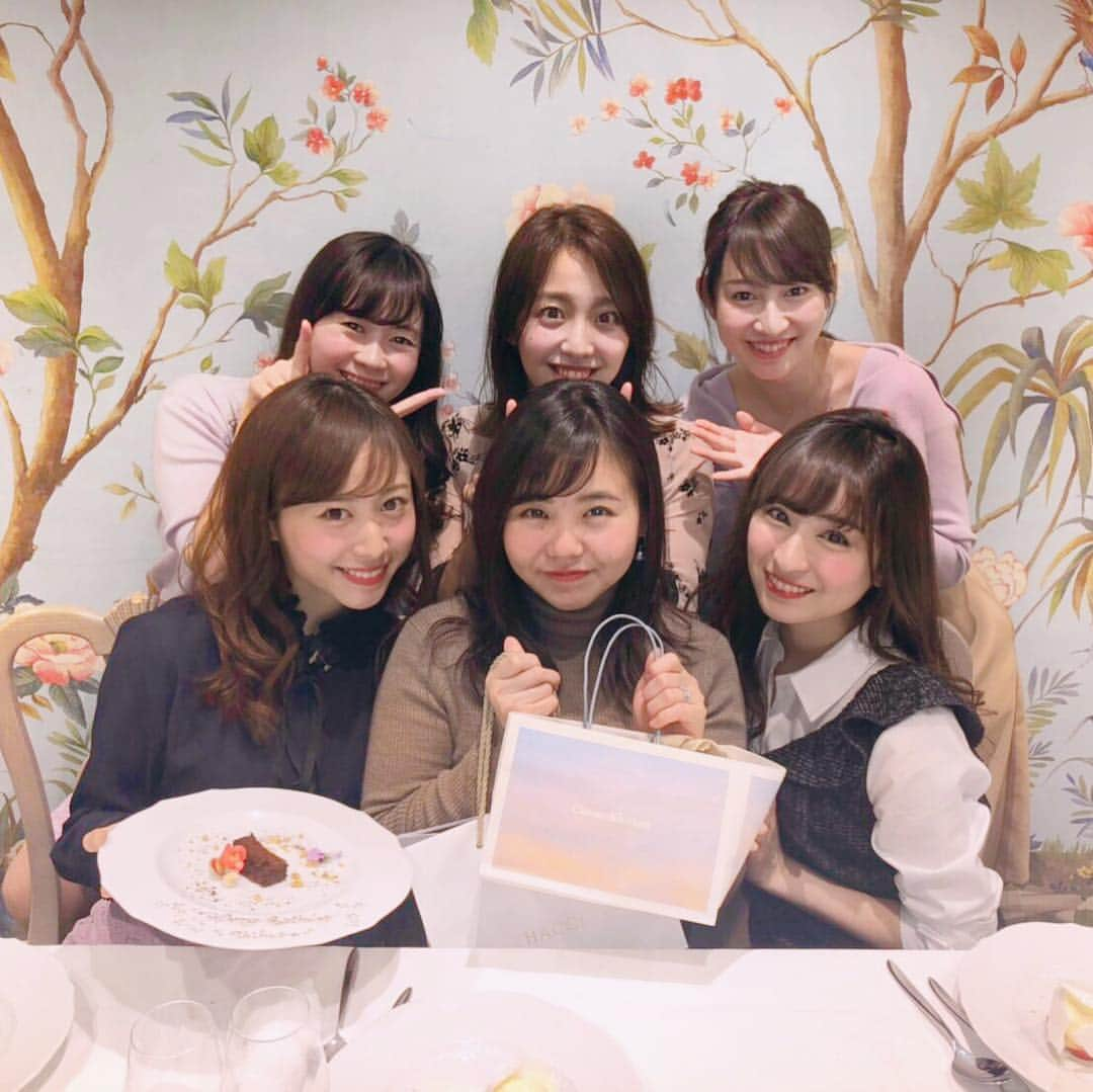 下田奈奈さんのインスタグラム写真 - (下田奈奈Instagram)「* しーちゃんHappyBirthday🎂 無事にみんな26歳に👏💓 ・ そんななか私は来週には27歳を迎えて 本格的なアラサーの仲間入り・・・🥳🎊笑 時が経つのって本当に早い😱ひえぇ ・ バースデーランチは目黒雅叙園の #リストランテカノビアーノ 🥂 個室の壁紙が春らしくって可愛かった🦜🌸 ・ 2枚目→しーちゃん💓 3枚目→きっこ😋💕笑 ・ #誕生日 #誕生日会 #誕生日女子会 #女子会 #女子会ランチ #バースデーランチ #バースデーサプライズ #26歳 #迫る27歳 #アラサー #ひえぇ」3月24日 16時06分 - shimodanana