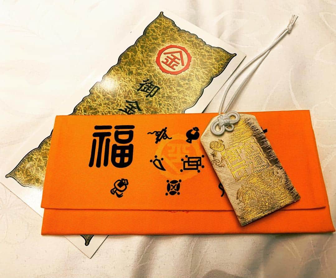 のインスタグラム：「御金神社も参拝したよ！ 去年のお財布を奉納して、新しいお財布をいただいてきたよ(=^x^=)」