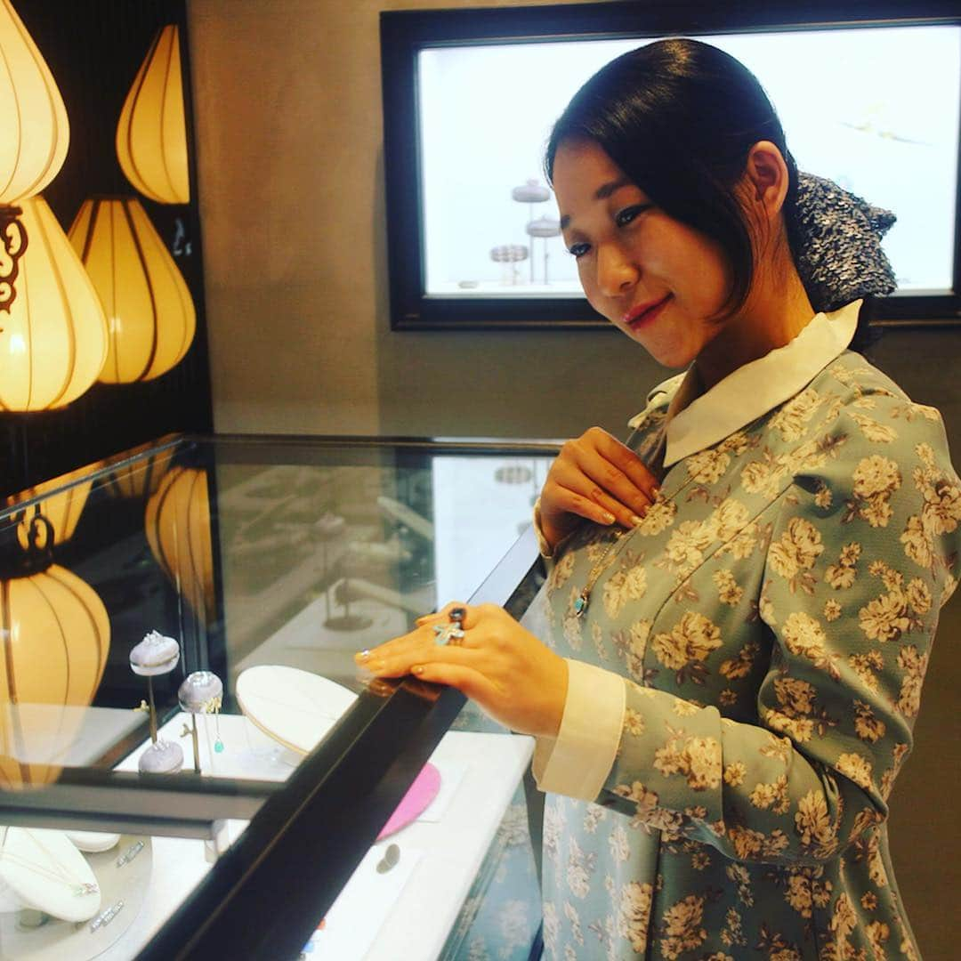 世手子さんのインスタグラム写真 - (世手子Instagram)「Now I am trying my best to do fashion(o^^o) I tried to put on Mimimilano accessories(๑╹ω╹๑ ) I want to go to Italy again🇮🇹 EVERYBODY,good comments thank you,so so much٩(^‿^)۶ @mimimilano_japan #mimimilano #ギンザシックス 店へ行ってきたよ( ＾∀＾) @mimimilano の新作 #guiliettaandromeo のハートもめっちゃ可愛い #ミミ #jewelry っっ #mimi のブルーのコーディネートにキラキラアイテム(^O^) #ginzasix でゴージャスっっ 最近はオシャレを頑張ってるから海外のアイテムは勉強になるね（＾◇＾） ヨーロッパには、#イタリアヴェローナ は #シェイクスピア #ロミオとジュリエット の聖地があるの #clubdiguilietta が存在して #ジュリエットの秘書 にお手紙を送っちゃうような #ロマンティック さ（＾Ｏ＾） #バブーシュ：#リエディ @reedit_official (119999) のコーディネートもはえる(〃ω〃) さらに黄色いお花があるとブルーにあって可愛いと思ったょ(ﾟ∀ﾟ) #ミモザレディ #bloomeelife @bloomeelife で3/25まで 『MIMOSA』無料クーポンやってるみたい(^^) さらにお花とオシャレで明日も頑張るっっ #mimimilano_japan #ジュエリー #銀座 #ミミ」3月24日 16時07分 - rojide