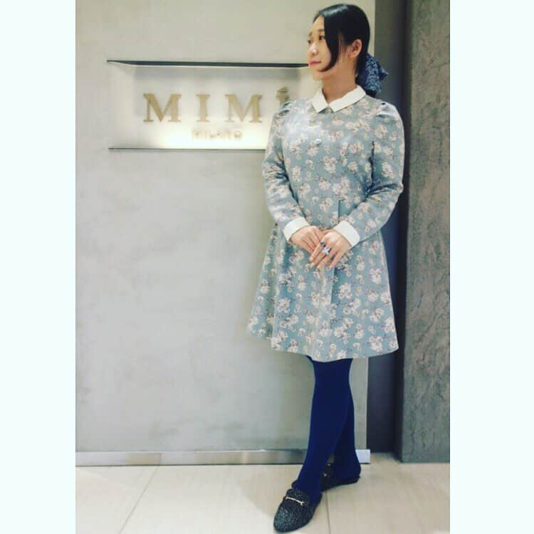 のインスタグラム：「Now I am trying my best to do fashion(o^^o) I tried to put on Mimimilano accessories(๑╹ω╹๑ ) I want to go to Italy again🇮🇹 EVERYBODY,good comments thank you,so so much٩(^‿^)۶ @mimimilano_japan #mimimilano #ギンザシックス 店へ行ってきたよ( ＾∀＾) @mimimilano の新作 #guiliettaandromeo のハートもめっちゃ可愛い #ミミ #jewelry っっ #mimi のブルーのコーディネートにキラキラアイテム(^O^) #ginzasix でゴージャスっっ 最近はオシャレを頑張ってるから海外のアイテムは勉強になるね（＾◇＾） ヨーロッパには、#イタリアヴェローナ は #シェイクスピア #ロミオとジュリエット の聖地があるの #clubdiguilietta が存在して #ジュリエットの秘書 にお手紙を送っちゃうような #ロマンティック さ（＾Ｏ＾） #バブーシュ：#リエディ @reedit_official (119999) のコーディネートもはえる(〃ω〃) さらに黄色いお花があるとブルーにあって可愛いと思ったょ(ﾟ∀ﾟ) #ミモザレディ #bloomeelife @bloomeelife で3/25まで 『MIMOSA』無料クーポンやってるみたい(^^) さらにお花とオシャレで明日も頑張るっっ #mimimilano_japan #ジュエリー #銀座 #ミミ」