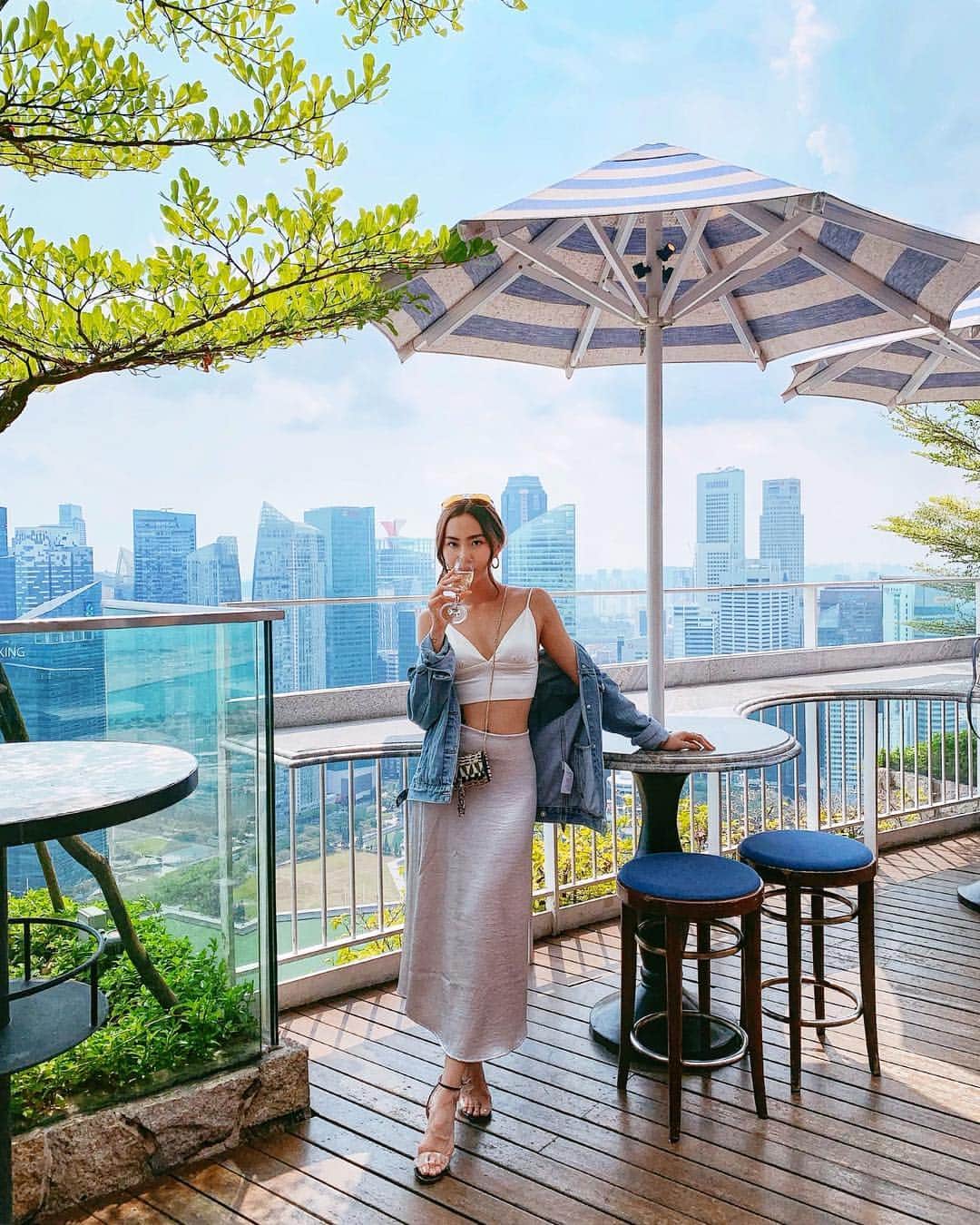 ソニアのインスタグラム：「It is ever so rare that I’m out for champagne brunch on a Sunday!! 🥂How are you spending your afternoon my loves?  @lavosingapore #brunch #lavo #friends #love #shotoniphonexs」