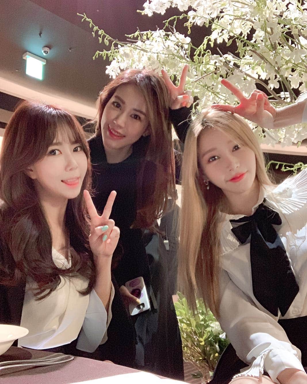 ハン・ジウンさんのインスタグラム写真 - (ハン・ジウンInstagram)「결혼 츄카햄:)🌸」3月24日 16時30分 - jieun_han