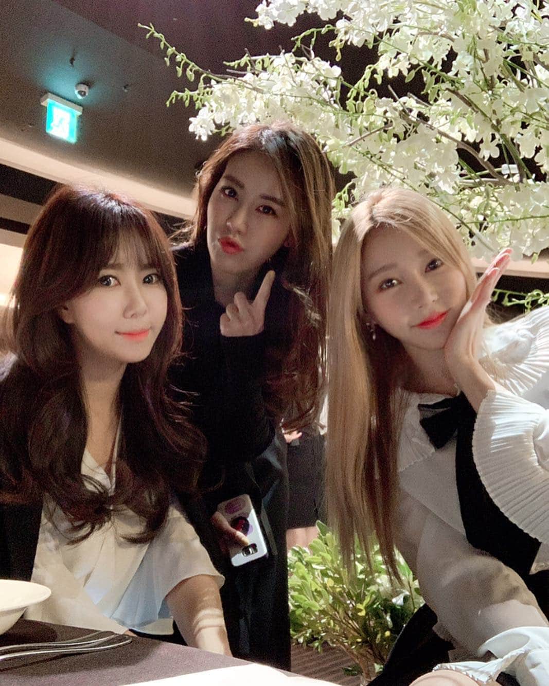 ハン・ジウンさんのインスタグラム写真 - (ハン・ジウンInstagram)「결혼 츄카햄:)🌸」3月24日 16時30分 - jieun_han