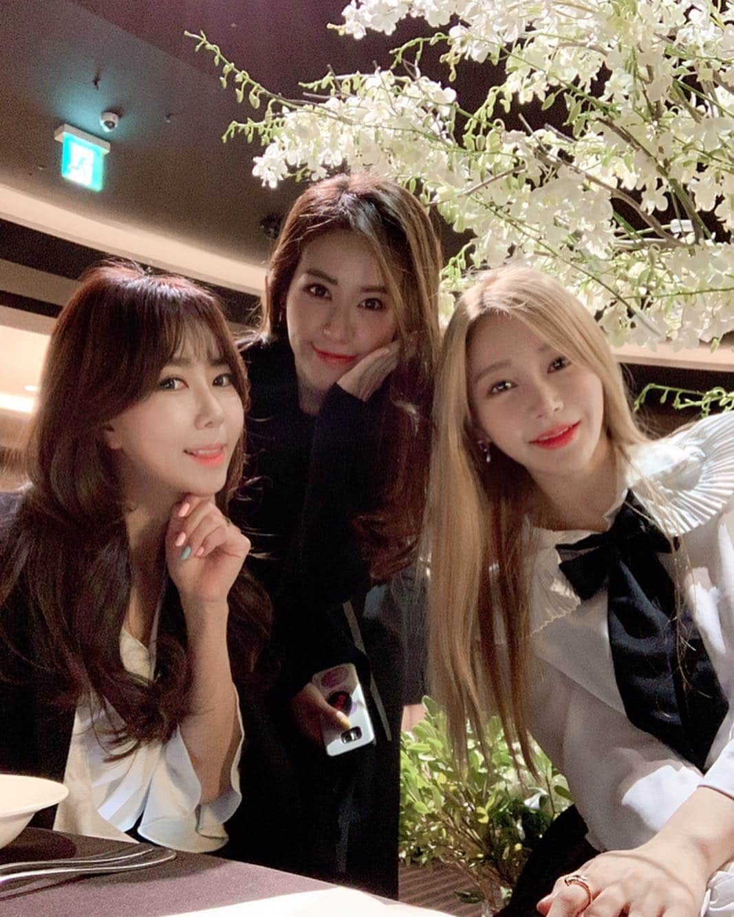 ハン・ジウンさんのインスタグラム写真 - (ハン・ジウンInstagram)「결혼 츄카햄:)🌸」3月24日 16時30分 - jieun_han