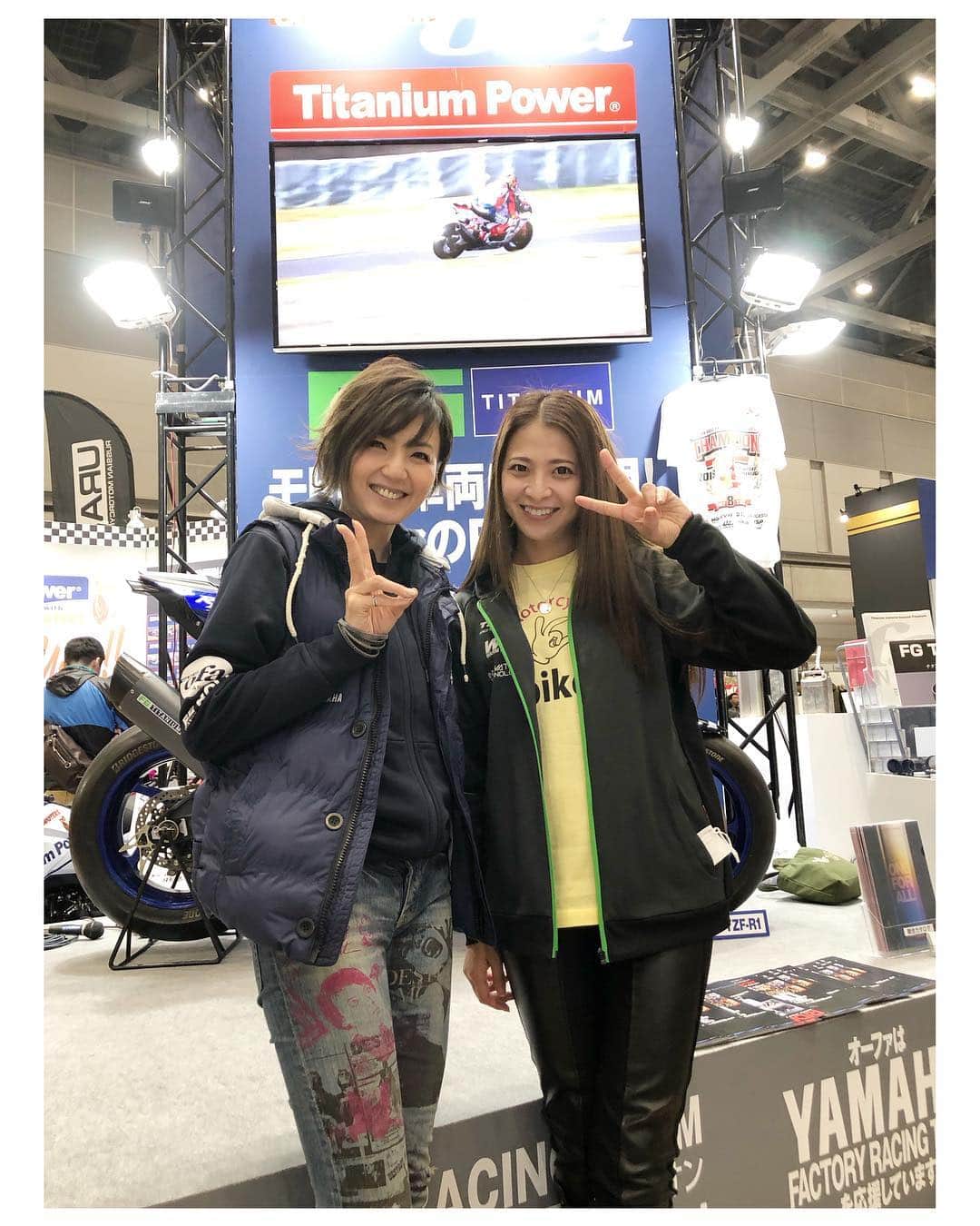 真矢さんのインスタグラム写真 - (真矢Instagram)「東京モーターサイクルショー最終日‼️ 任務達成🎉 ぐぐちゃんにも会えたので、お先に失礼致します👋 お会い出来ました関係者の皆様、会いに来てくれた皆様、ありがとうございました〜🤗‼️✨ もうね、歳やね。。。 金曜日にサラ〜っと1階一周しただけで、2階にも行ってないし、今日なんかブースとトイレ間ぐらいしか動いてない😂 この場にいる事で満足致しました😊✨ また来年もこの場所に居られる事を願って。。。 バイバイビックサイト👋‼️ 来週は横浜に出没いたします〜😚✨🤟 ✴︎ ✴︎ #tokyomotorcycleshow #tokyobigsight #ofa #titaniumpower #babyface #family #mytreasure  #megumifurusawa @gugu1202 #古澤恵 #台湾 #親子留学 #おかえり ❤️ #真矢 #maya #mc」3月24日 16時36分 - smile_mayaya