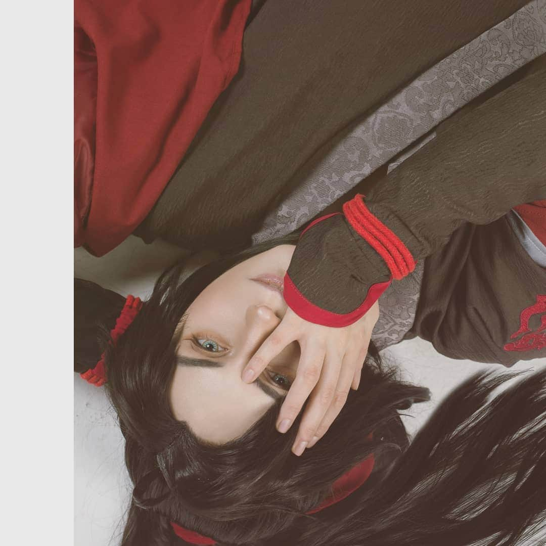 Gesha Petrovichさんのインスタグラム写真 - (Gesha PetrovichInstagram)「Hey LanZhang 😉😇 📸 @m0krushina #WeiWuxian is here and soon more Chinese handsomes will be here.  More on Twitter and full  pack  already on Patreon.) Someone read this or other novels? Tell me your favorite boi and which one I should do next from there 😜 Wig @geshacos Costume sponsored and made by @uwowocosplay #mdzs #魔道祖师 #modaozushi #mdzscosplay」3月24日 16時37分 - petrovichgesha