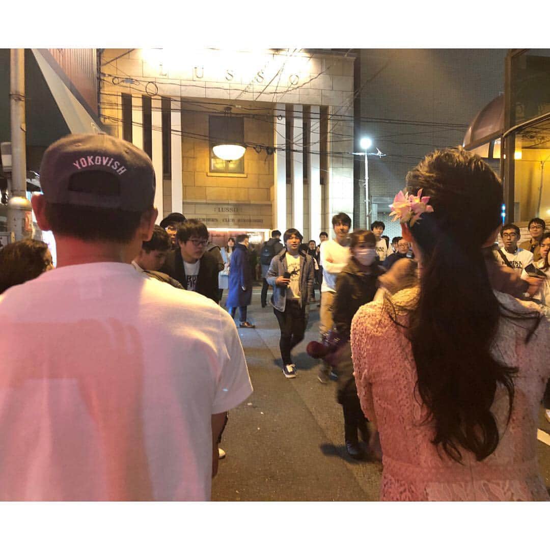 河村綾奈のインスタグラム：「数々の舞台でタッグを組まれてきたお二人。 並んだ背中が大好きでした。  大きくて、安心感があって、あたたかくて。 たくさんたくさん引っ張っていただきました。 これからは自分たちが、と意気込んでみるけれど 私はまだまだ、頼りない後ろ姿だろうなあ。 時間がかかるかもしれないけど、 もがきながら、それ以上にたくさん笑いながら、新しい風を起こしていこう。  後から読み返すと恥ずかしいかもと思いますが、 そんなことは御構い無しだぞと思えるくらい 大切なことを教えていただいた #ヨコヤマナイト 第96弾でした。  お越しいただいたみなさん、 素晴らしい出演者の皆さん、 一緒に歌い踊ってくれたユッキー、 大好きな泉水さん、 横山さん、 ありがとうございました。 私も、これからもっと力になれるように。」
