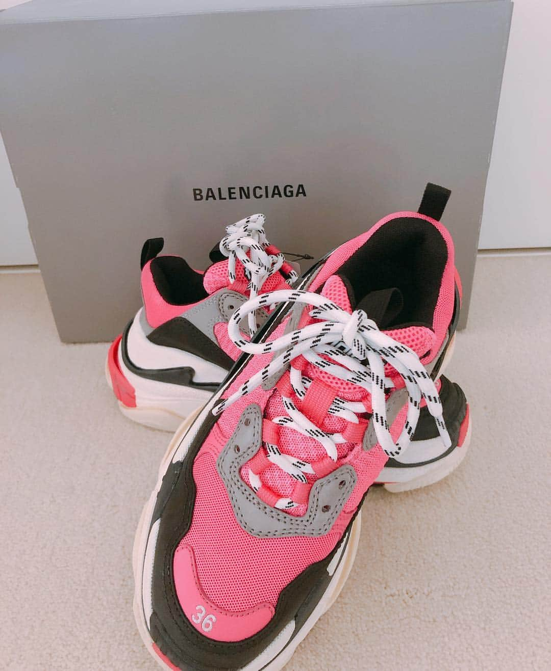 渡辺美奈代さんのインスタグラム写真 - (渡辺美奈代Instagram)「BALENCIAGA ちょっと派手かなぁーと思ったけど・・・ ピンクに惹かれて❣️ #バレンシアガ  #balenciaga  #スニーカー #ピンク #pink」3月24日 16時41分 - watanabe_minayo