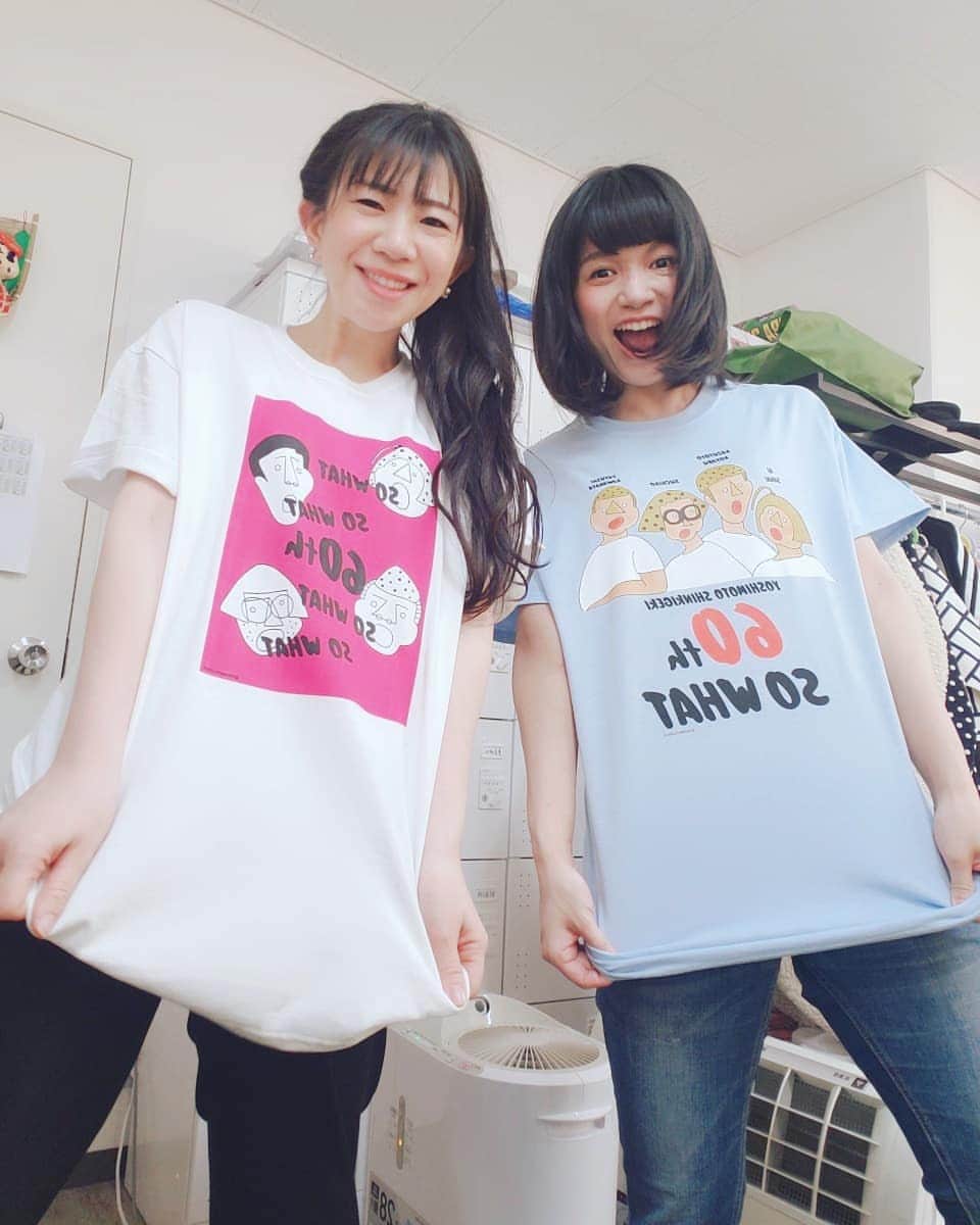 服部ひで子さんのインスタグラム写真 - (服部ひで子Instagram)「『JOURNAL STANDARD✖️吉本新喜劇』  吉本新喜劇60周年を記念し、ジャーナルスタンダードさんとのスペシャルコラボ商品が発売されています～(*^^*)！！！ ジャーナルスタンダードの、難波店、神戸店、ルクア店、京都店で購入出来ますが、  なんばグランド花月にある、よしもとエンタメショップでも、本日から発売されました～🤗！ その他の、吉本直営売店でもお買い求めいただけます(*^^*) 私たちも ゲットしました～！！ 来週から始まる 60周年ツアーに着ていこ！っと( ﾉ^ω^)ﾉ  ロングTシャツ、Tシャツ、トートバッグやクリアファイル、ステッカーなど、 可愛い商品が沢山ありますので、新喜劇ファンの方もそうでない方も是非いかがでしょうか😄！ #吉本新喜劇 #よしもと新喜劇 #新喜劇 #journalstandard  #木下鮎美 ちゃんはMサイズ着用 #服部ひで子 はLサイズ着用」3月24日 16時42分 - hideko_hattori