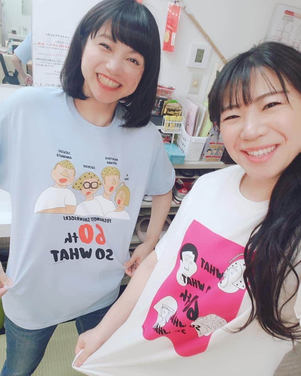 服部ひで子のインスタグラム：「『JOURNAL STANDARD✖️吉本新喜劇』  吉本新喜劇60周年を記念し、ジャーナルスタンダードさんとのスペシャルコラボ商品が発売されています～(*^^*)！！！ ジャーナルスタンダードの、難波店、神戸店、ルクア店、京都店で購入出来ますが、  なんばグランド花月にある、よしもとエンタメショップでも、本日から発売されました～🤗！ その他の、吉本直営売店でもお買い求めいただけます(*^^*) 私たちも ゲットしました～！！ 来週から始まる 60周年ツアーに着ていこ！っと( ﾉ^ω^)ﾉ  ロングTシャツ、Tシャツ、トートバッグやクリアファイル、ステッカーなど、 可愛い商品が沢山ありますので、新喜劇ファンの方もそうでない方も是非いかがでしょうか😄！ #吉本新喜劇 #よしもと新喜劇 #新喜劇 #journalstandard  #木下鮎美 ちゃんはMサイズ着用 #服部ひで子 はLサイズ着用」