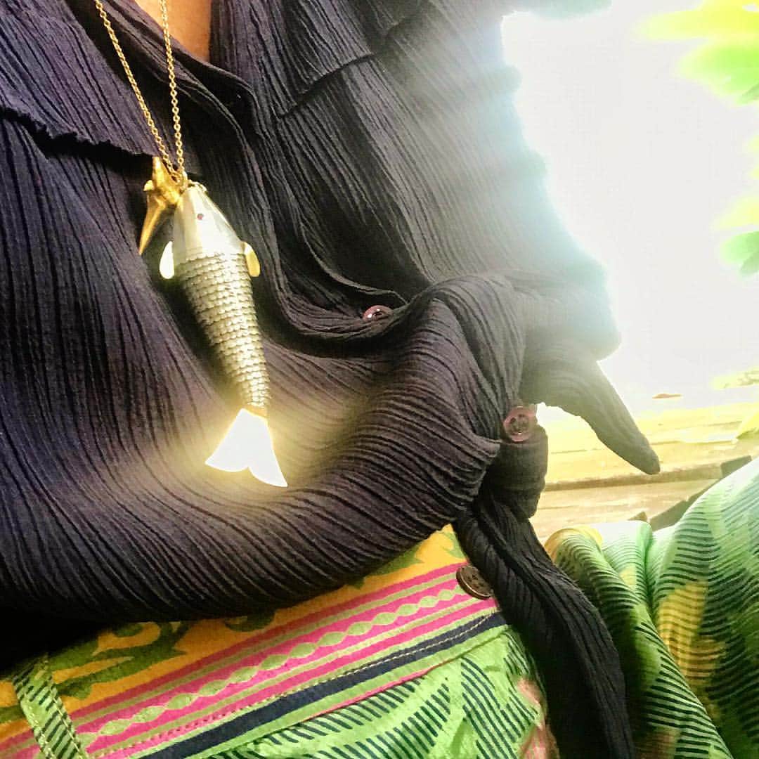 ベックスロックスさんのインスタグラム写真 - (ベックスロックスInstagram)「✨✨✨R A D I A T I N G ✨✨✨ . . . . . #roxonajourney #sharktooth #fishpendant #craftmanship #radiating #jewelswithsoul #bespokejewelry #sustainableluxury #weekendvibes」3月24日 16時45分 - rcollectivestudio