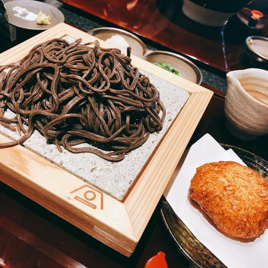 菊地亜美さんのインスタグラム写真 - (菊地亜美Instagram)「・ 今日のお昼は久しぶりに お蕎麦を食べに行きました🍴 ずっと気になっていた麻布十番にある #山あげ蕎麦庵十 さん🤤❤️ ・ お蕎麦が真っ黒😳 麺が太くてとてもコシがあり、 食べ応え抜群でした☺︎☁︎ 名物の山あげもフワフワで美味しかったです🤤❤️ グルメの夫に、 つゆにつける前にわさびやお塩で食べるのが美味しいよ と言われてから私も最初はその食べ方😋 ・ #庵十 #山あげ蕎麦  #ヘルシー #黒いお蕎麦」3月24日 16時46分 - amikikuchi0905