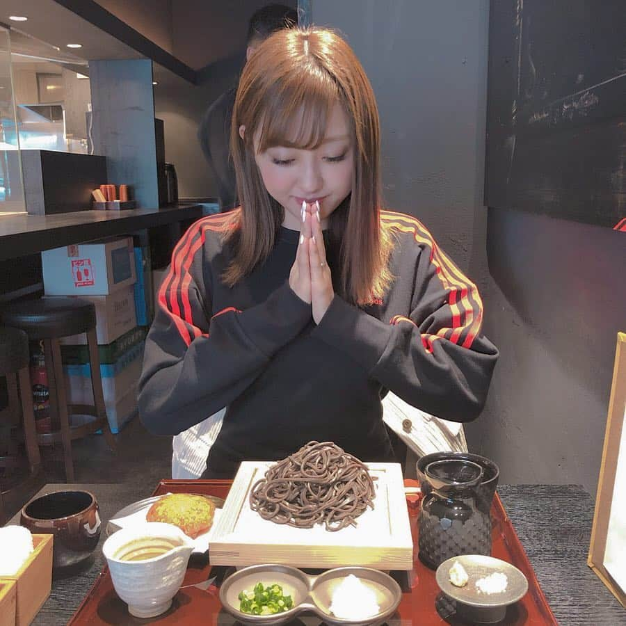 菊地亜美さんのインスタグラム写真 - (菊地亜美Instagram)「・ 今日のお昼は久しぶりに お蕎麦を食べに行きました🍴 ずっと気になっていた麻布十番にある #山あげ蕎麦庵十 さん🤤❤️ ・ お蕎麦が真っ黒😳 麺が太くてとてもコシがあり、 食べ応え抜群でした☺︎☁︎ 名物の山あげもフワフワで美味しかったです🤤❤️ グルメの夫に、 つゆにつける前にわさびやお塩で食べるのが美味しいよ と言われてから私も最初はその食べ方😋 ・ #庵十 #山あげ蕎麦  #ヘルシー #黒いお蕎麦」3月24日 16時46分 - amikikuchi0905