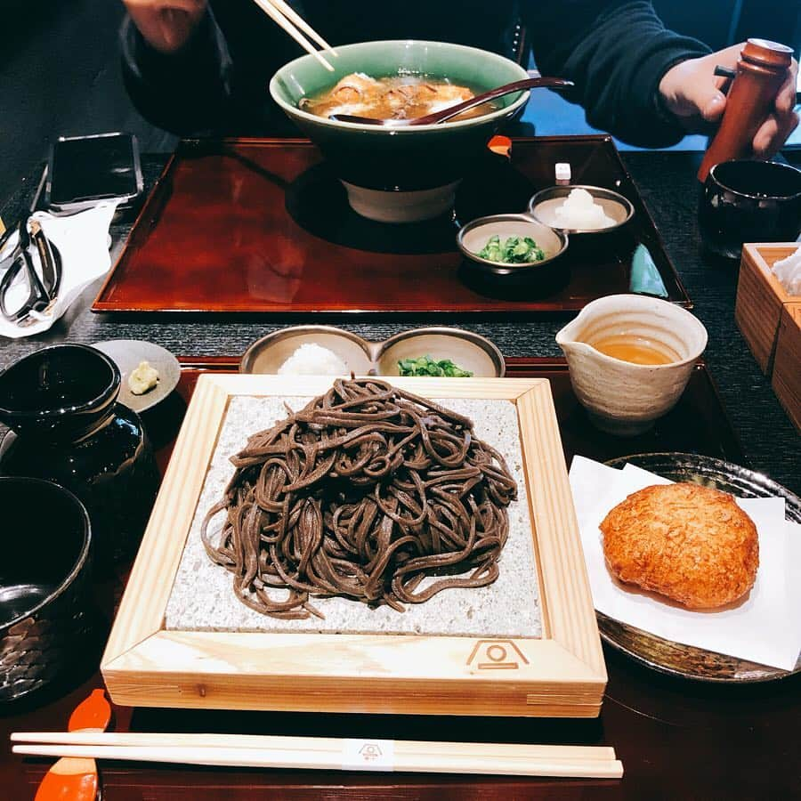 菊地亜美さんのインスタグラム写真 - (菊地亜美Instagram)「・ 今日のお昼は久しぶりに お蕎麦を食べに行きました🍴 ずっと気になっていた麻布十番にある #山あげ蕎麦庵十 さん🤤❤️ ・ お蕎麦が真っ黒😳 麺が太くてとてもコシがあり、 食べ応え抜群でした☺︎☁︎ 名物の山あげもフワフワで美味しかったです🤤❤️ グルメの夫に、 つゆにつける前にわさびやお塩で食べるのが美味しいよ と言われてから私も最初はその食べ方😋 ・ #庵十 #山あげ蕎麦  #ヘルシー #黒いお蕎麦」3月24日 16時46分 - amikikuchi0905