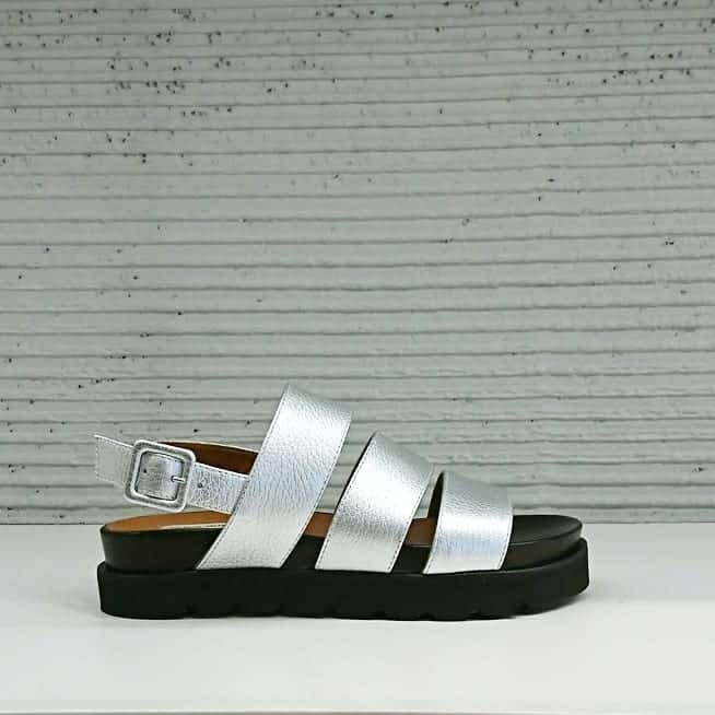 ファビオ ルスコーニさんのインスタグラム写真 - (ファビオ ルスコーニInstagram)「VIORO福岡店  SANDAL MODEL:NARA557/CER COLOR:ARGENT PRICE:￥31,000+TAX BAG MODEL:TRAPPVC/PVCVAL COLOR:BLACK/ARGENT PRICE:24,000+TAX  #vioro福岡店#vioro  #fabiorusconi #19ss  #spring #summer  #sandal #bag #新作」3月24日 16時48分 - fabiorusconi_japan