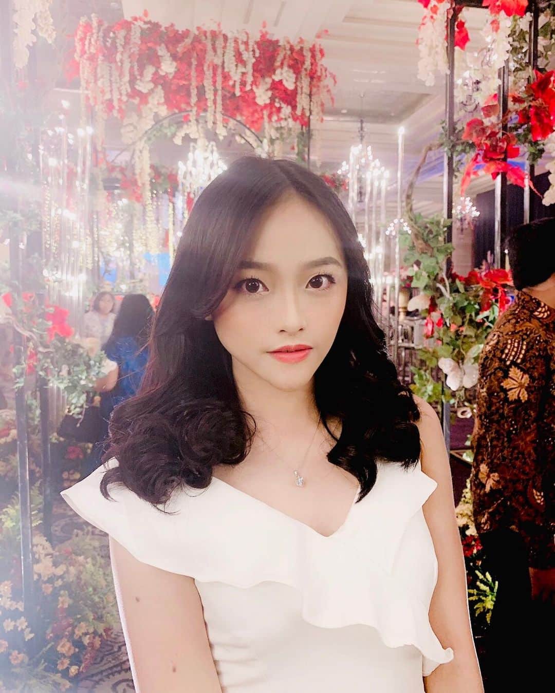 ロナ・アングラエニのインスタグラム：「Dari kecil demen banget kondangan.. dulu pas SMA suka dijulukin ratu kondangan.. karena kalo malem abis kondangan, besoknya sengaja ke sekolah ga keramas biar rambut tetep cetar nyahahaha😂🤣 Kalo sekarang suka dicengin “Kondangan mulu.. kapan dikondangin” hmmmfth😤😏」