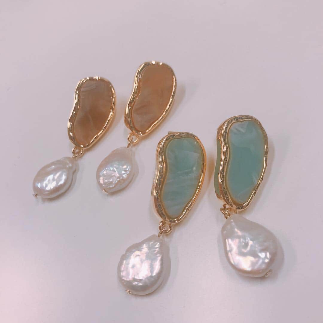 のインスタグラム：「シェルパールアクセサリー入荷中🐚 ピアスは¥590、リングは¥390です☺️🌈 春らしいカラーでオススメです🐬💕💕💕 #wego#wegogood#accessory#instagood#instafashion#metal#Pearl#harajuku#kawaii#プチプラ#プチプラアクセ#MERY#rili_tokyo#置き画くら部#멋스타그램#패션#패션스타그램」