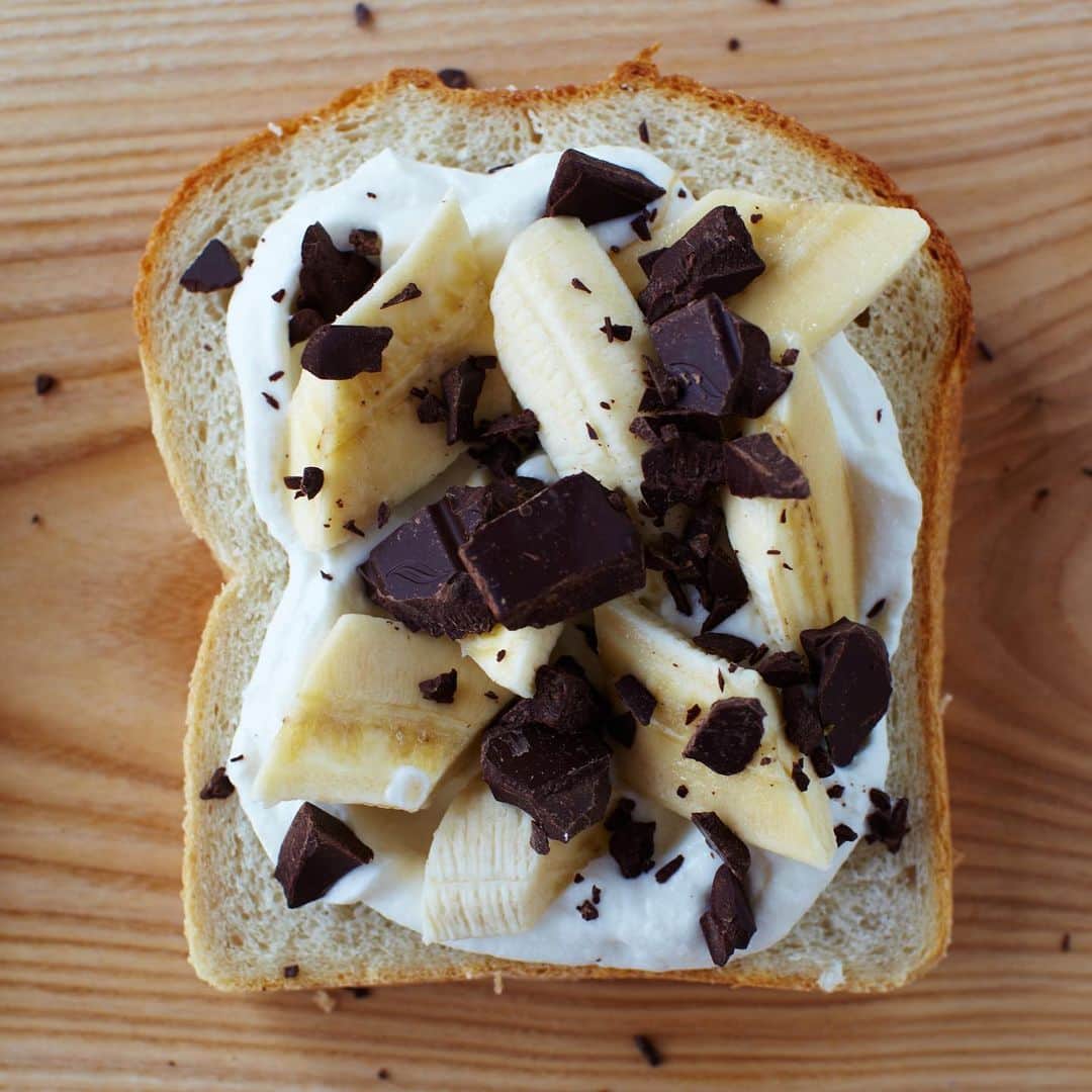 ジェイミー・オリヴァーさんのインスタグラム写真 - (ジェイミー・オリヴァーInstagram)「Before 👉 After...!!! What a treat for the weekend! All you need is ricotta cheese, runny honey, dark chocolate, banana, bread and a copy of 15 Minute Meals p252! Save this down if you're looking for a #MothersDay breakfast recipe for next week 😉」3月24日 17時01分 - jamieoliver