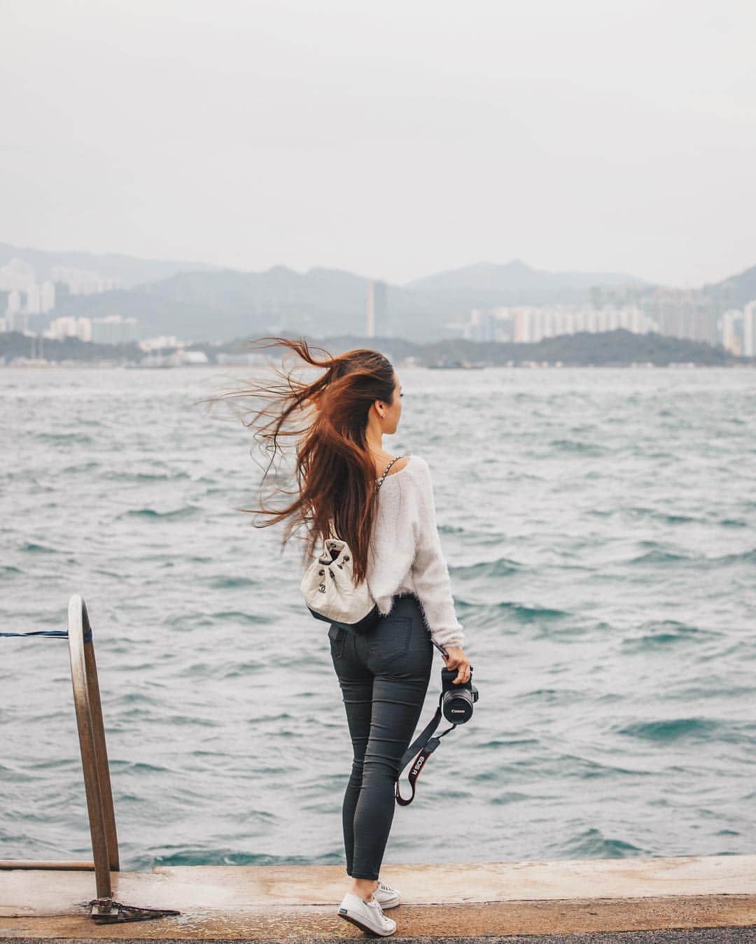 のインスタグラム：「#aboutlastweekend When you are not wearing dress, let your hair do the flying 💃🏻 #seanalogue #photowalkwitheosartisan #eosartisan .」