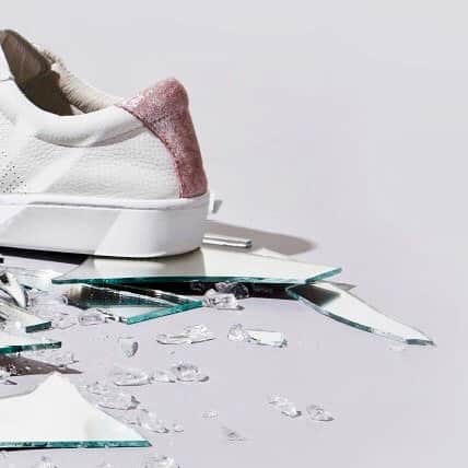 のインスタグラム：「1/3 - BISHOP CLASSIC: a series so impactful, it can shatter glass!  Discover more through link in bio. #bishop #classicseries #ss19 #timeless #classic #impactful #urbanlifestyle #shatterglass #kicksonfire #laceless #sneakerdesign #royalelastics #royal」