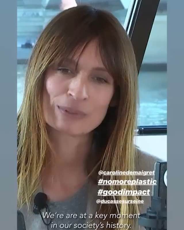 カロリーヌ・ド・メグレのインスタグラム：「Je suis marraine de la campagne de sensibilisation #NoMorePlasticKids Des ateliers éducatifs feront le tour d’écoles à travers le monde pour expliquer aux enfants pourquoi recycler le plastique n’est pas une solution (il ne disparaît jamais, il part à la poubelle pour finir dans les océans puis revient chargé de toxines dans nos assiettes à travers le poisson, l’eau ou le sel de table) et qu’il faut le bannir de notre consommation. Les jeunes enfants peuvent apprendre les bons gestes alors que pour nous, il est plus difficile de se défaire de nos mauvaises habitudes (perso moi je n’y arrive que très peu) Voilà, il y a des alternatives biodégradables aux objets du quotidien et on va les leur proposer. Nos enfants vont nous éduquer. (Tout comme les industriels et les politiques qui devraient se responsabiliser) @nomoreplasticco #NoMorePlastic Je mettrais tout là au fur et à mesure 👫🌎🌱🐋」