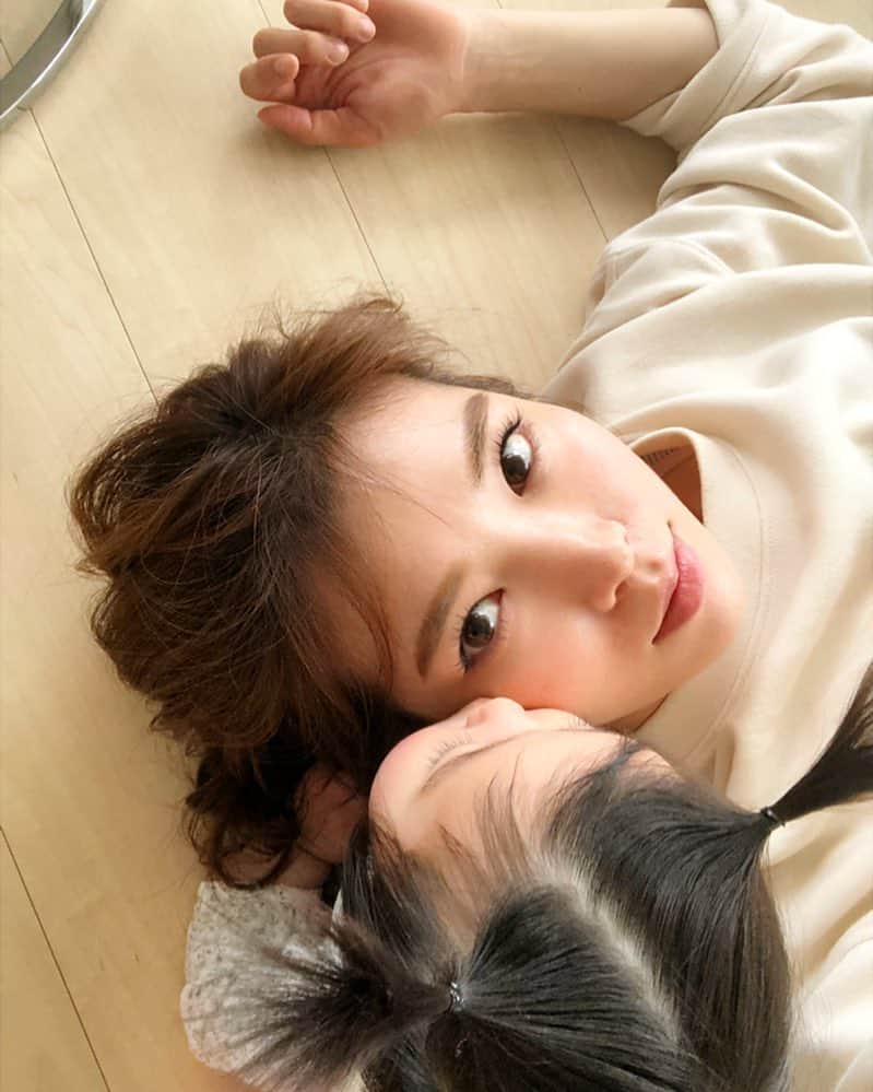 川人未帆さんのインスタグラム写真 - (川人未帆Instagram)「・ 娘と遊んで疲れてそのまま床にごろりしたら、近づいてきて💋💋💋 たまんないわ😆🙌 まぁこのあとひっちゃかめっちゃかにされたけど😂 ・」3月24日 17時18分 - miho0319kawahito