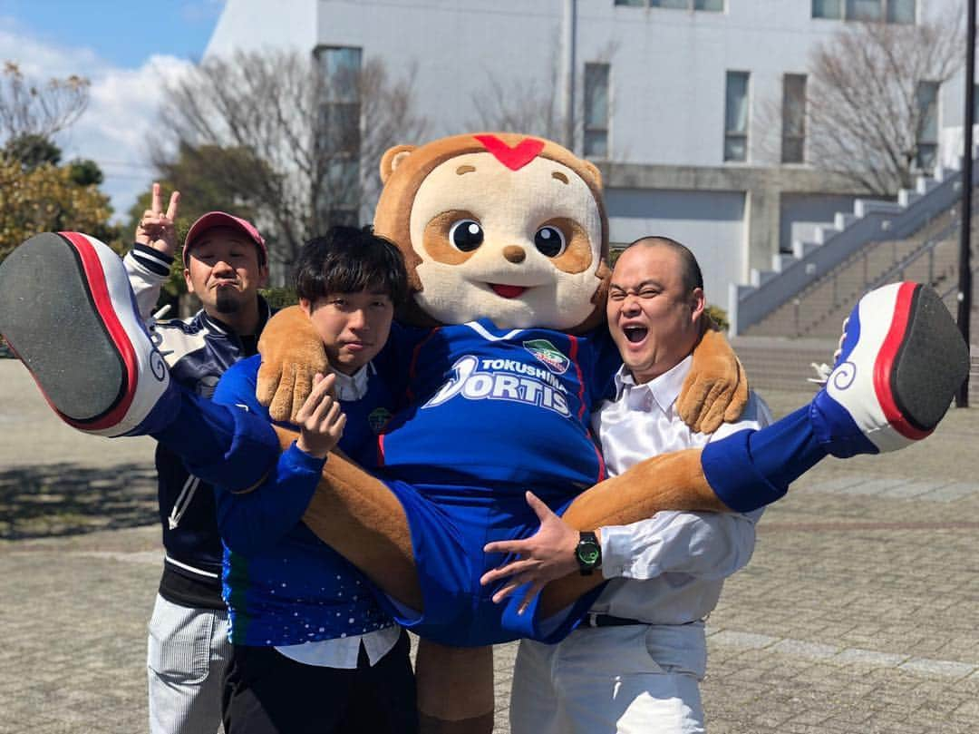 小山英機さんのインスタグラム写真 - (小山英機Instagram)「. 今日は、徳島でお仕事でした⚽️ よしもとヴォルタくんステージ楽しかった！！！ ハーフタイムショーも楽しかった！！！ 鳴門の渦潮に飲み込まれるのも楽しかった！！！ . #徳島ヴォルティス #Jリーグ」3月24日 17時20分 - monkoya13