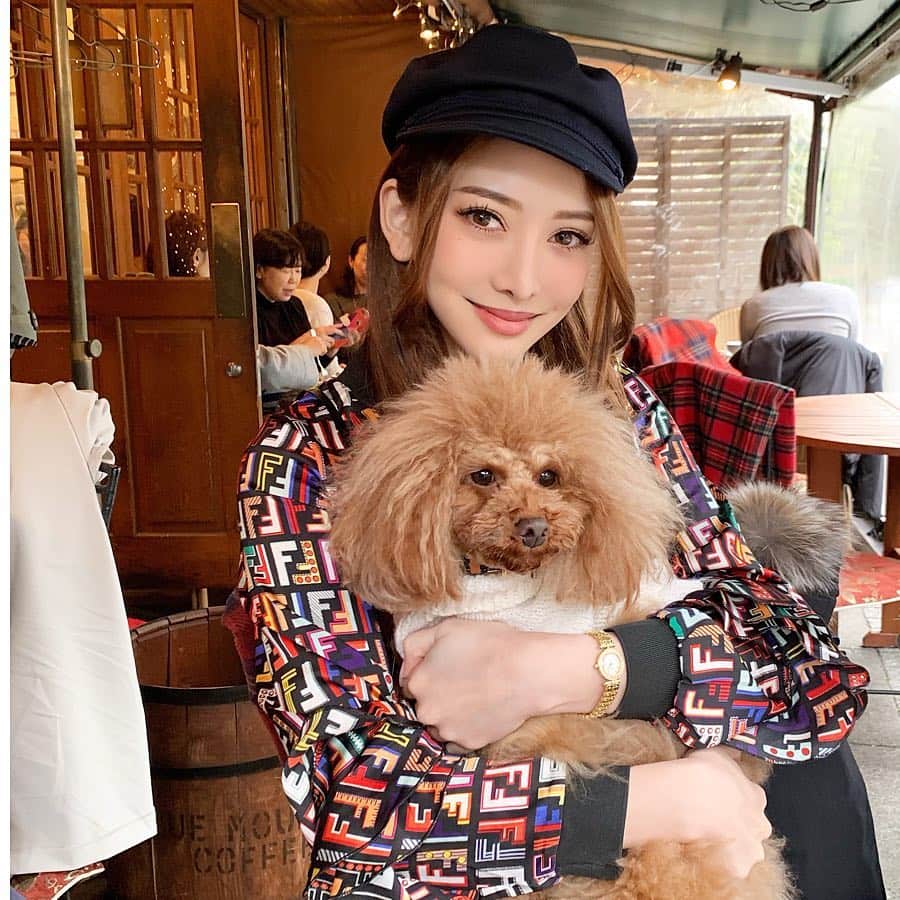 のインスタグラム：「🐕🌸💗 . 最近お肌の調子が良すぎて下地のみ👶 月一で @venus_beauty_clinic 行ってるからだと思う🤔💭 今日もハイドラフェイシャル,プラズマシャワー,オゾンクレンズ&高濃度ビタミンC点滴をしてきました💉 続けてやることって本当大事👄 . それにしても昨日 @deliverystretching で全身ストレッチしてもらったからコリがほぐれて身体が軽いっ✨お家に来てくれるし、めっちゃ上手いから本当オススメすぎるよっ😚 . 昨日質問もらったワンピースは @selectshop.babyj の👗❤️ . #スキンケア #美容皮膚科 #venusbeautyclinic #ストレッチ #トイプードル」