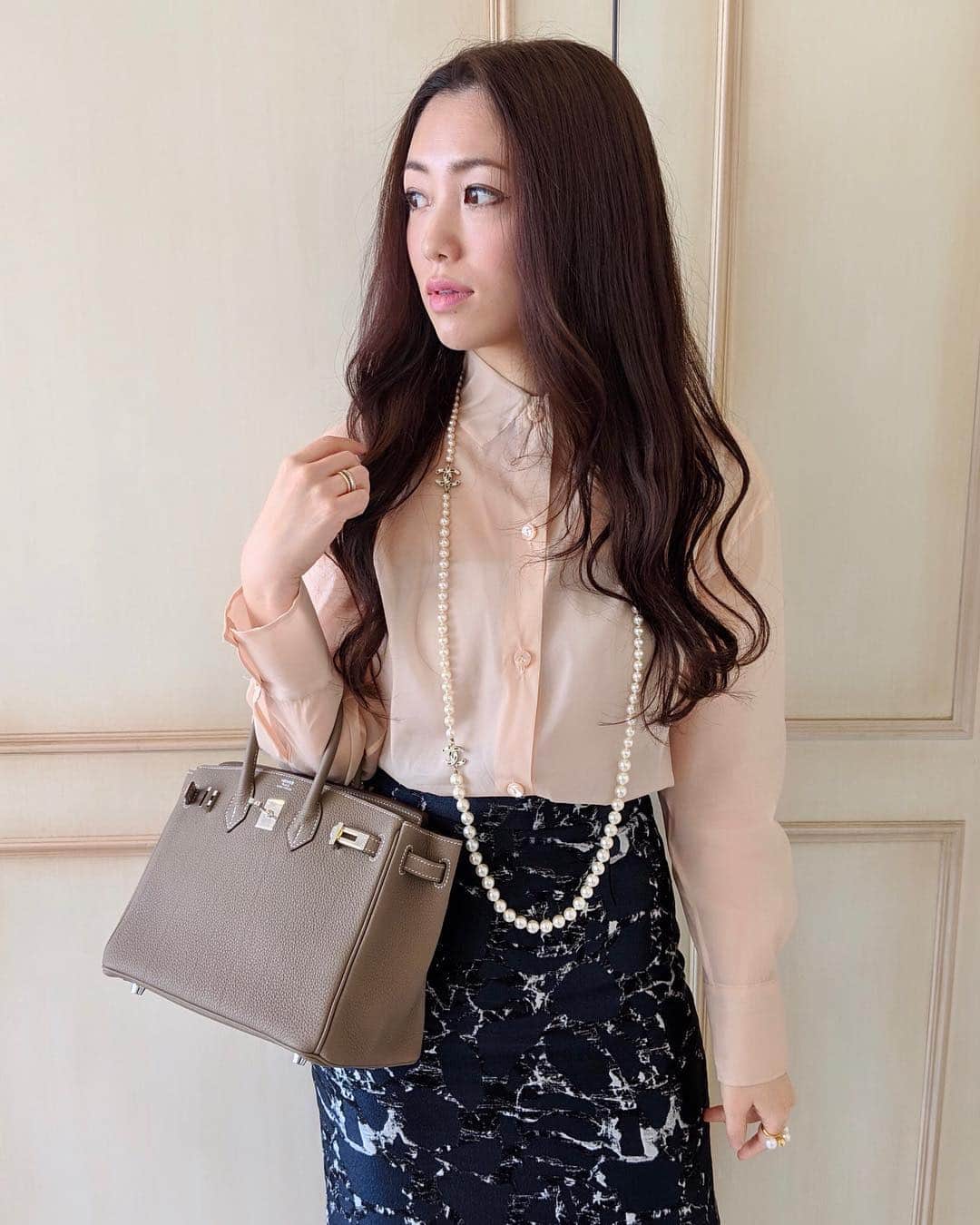 のインスタグラム：「. #ayumi_y_ootd 👗 いつもモノトーンが多いのですが、だいぶ暖かくなってきたので春色を🌸 ヘアカラーもほんの少しだけ明るく✨ 今日は久しぶりに撮影と取材だったのですが、美意識高まりました️💕 . #tops @carven  #skirt @balenciaga  #necklace @chanelofficial  #bag @hermes  #ring @boucheron & @tasaki_intl . . #ootd #outfit #fashion #coordinate #carven #balenciaga #hermes #birkin #birkin25 #chanel #コーディネート #コーデ #今日のコーデ #カルヴェン #バレンシアガ #エルメス #バーキン #バーキン25 #シャネル #ブシュロン #タサキ #田崎真珠」